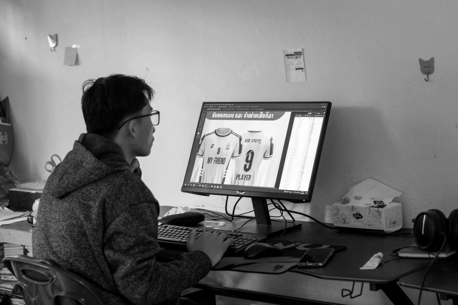 Espacio de trabajo con análisis financiero y documentos de planificación