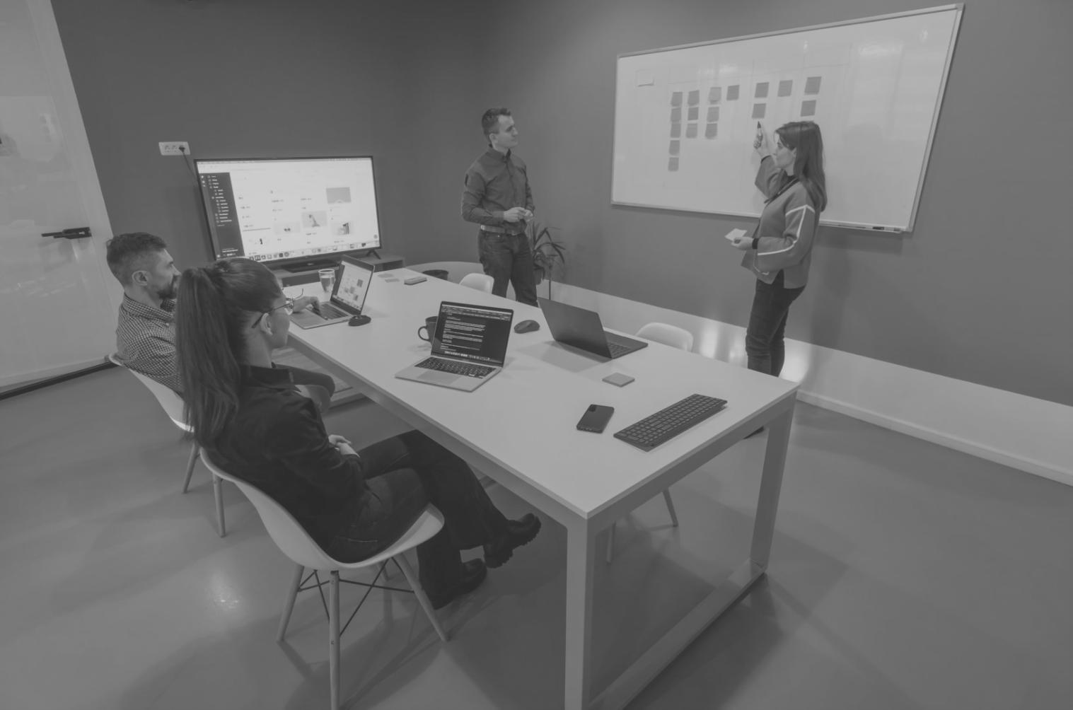 Profesional analizando datos financieros en su oficina