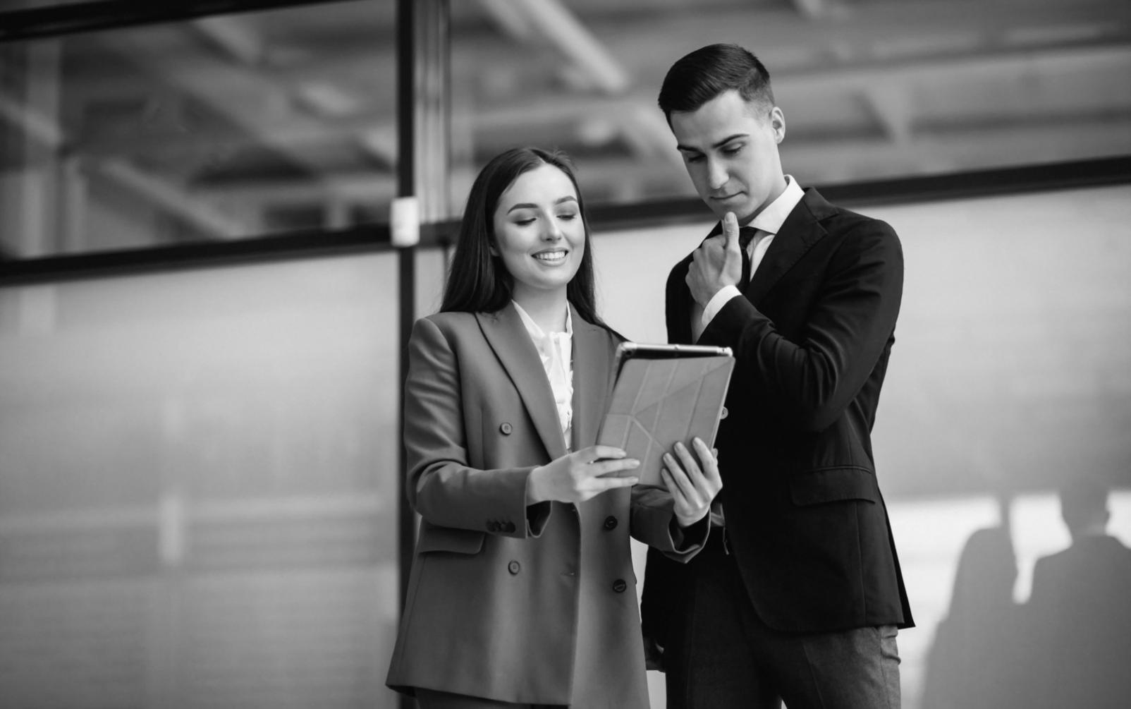 Profesionales colaborando en análisis financiero durante sesión de trabajo grupal